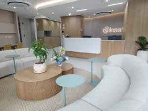 Sala de espera moderna y elegante con plantas