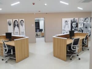 Recepción de clínica moderna con fotos de médicos