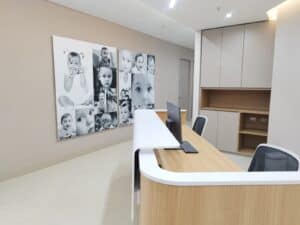 Recepción de oficina con cuadros blancos y negros