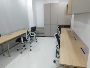 Oficina minimalista con escritorios y sillas ergonómicas