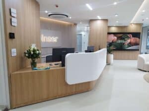 Recepción moderna de oficina con cartel electrónico.