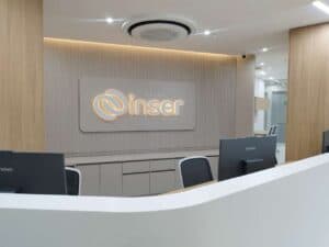 Recepción moderna de clínica de fertilidad