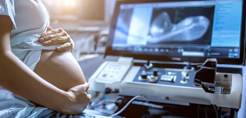 Mujer embarazada en ecografía prenatal